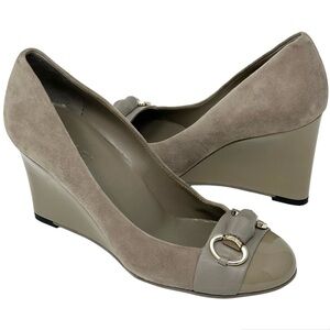 GUCCI Horsebit Accent Suede Wedge Pumps Heels Taupe Womens 35 5